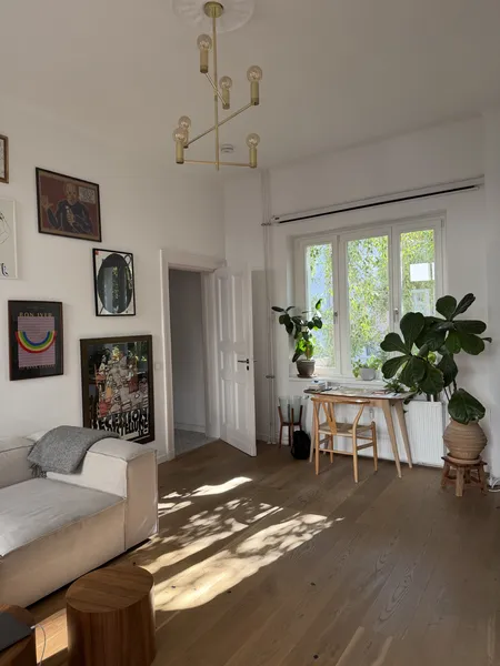 Ruhige, vollständig möblierte 2-Zimmer-Altbauwohnung mit Balkon – Torstraße nahe Chausseestraße — photo 1